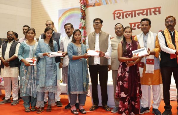 एम.ए. परीक्षा में उत्कृष्ट प्रदर्शन करने वाली 5 मेधावी छात्राओं को मिला नोटपैड, डिजिटल शिक्षा को मिलेगा नया संबल