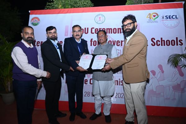 शासकीय विद्यालयों में डिजिटल शिक्षा को मिलेगा नया आयाम,मुख्यमंत्री श्री विष्णुदेव साय की उपस्थिति में जिला प्रशासन , SECL एवं EdCIL &nbsp;के बीच एमओयू संपन्न