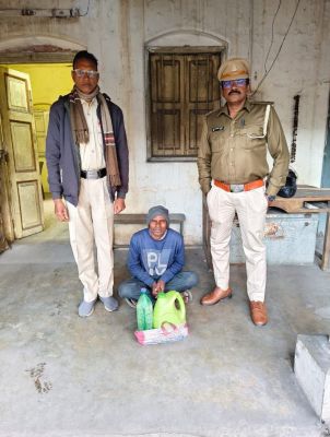 अवैध शराब कारोबार पर प्रशासन का शिकंजा,6 लीटर महुआ शराब जब्त,आरोपी गिरफ्तार