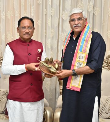 केंद्रीय पर्यटन एवं संस्कृति मंत्री श्री गजेन्द्र सिंह शेखावत ने मुख्यमंत्री श्री विष्णुदेव साय से की सौजन्य भेंट
