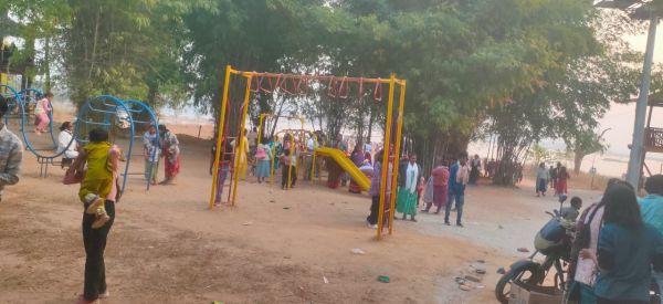 प्राकृतिक छटा और सांस्कृतिक रंगों से सजा नववर्ष का जश्न:बेने डेम, गुल्लू फॉल और मयाली डैम में नववर्ष पर उमड़ी भीड़, परिवार और युवाओं ने वनभोज, संगीत और नृत्य के संग मनाया भव्य जश्न"