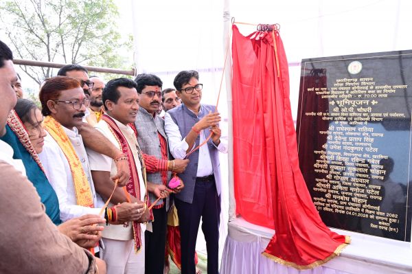 शिक्षा किसी भी समाज की रीढ़, ग्रामीण क्षेत्रों में शहरी सुविधाएँ देना सरकार की प्राथमिकता : वित्त मंत्री ओ.पी. चौधरी &mdash; डोंगीतराई में 70 लाख की लागत से स्कूल अतिरिक्त कक्ष निर्माण का भूमिपूजन