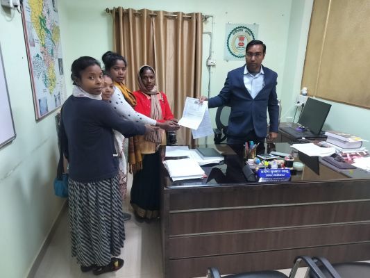 50 साल की सेवा, फिर भी न्याय नहीं: आंगनबाड़ी कार्यकर्ता&ndash;सहायिकाओं ने बजट में मांगें शामिल कराने अपर कलेक्टर के माध्यम से सरकार को सौंपा ज्ञापन