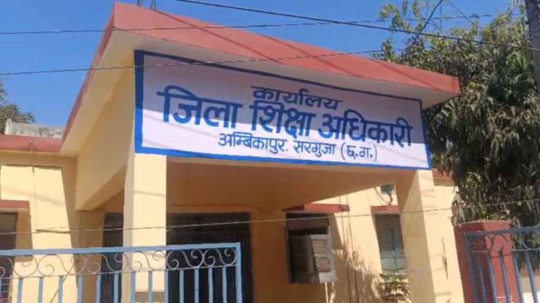अनधिकृत रूप से लंबे समय से अनुपस्थित 22 शिक्षकों एवं कर्मचारियों को जिला शिक्षा अधिकारी द्वारा अंतिम कारण बताओ नोटिस किया जारी