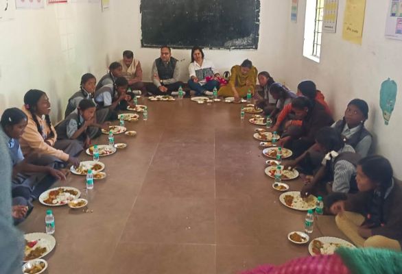 मकर संक्रांति के अवसर पर जिला पंचायत सीईओ ने प्राथमिक एवं माध्यमिक शाला पाकजाम में बच्चों को कराया न्योता भोज