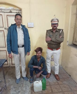 जिले में अवैध महुआ शराब के कारोबार पर शिकंजा, आबकारी विभाग ने एक आरोपी को गिरफ्तार कर 7 लीटर शराब जब्त की