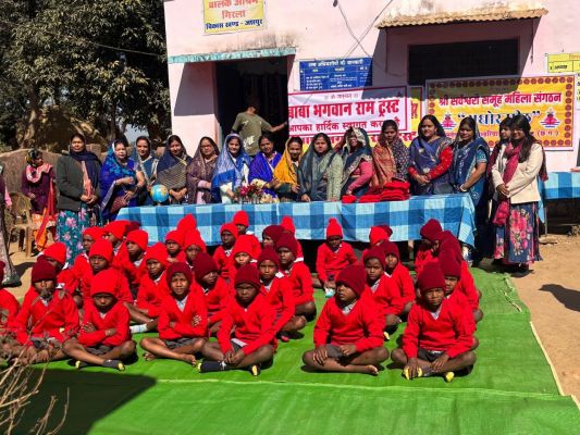 बालक प्राथमिक शाला आश्रम गिरला में सेवा, संस्कार और संवेदना का संगम &mdash; बाबा भगवान राम ट्रस्ट ने बच्चों को बांटे गर्म कपड़े, राष्ट्रगान के साथ गूंजा भारत माता का जयघोष, 41 बच्चों के चेहरों पर लौटी मुस्कान