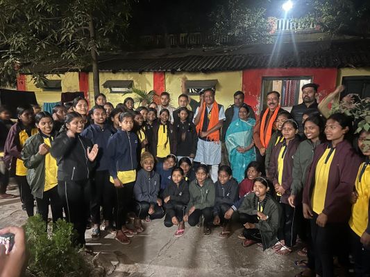 सरकारी संवेदनशीलता की मिसाल : रायगढ़ के 117 आदिवासी छात्रावासों में 5027 बच्चों को मिला ठंड से सुरक्षा का कवच, बिना नया बजट खर्च किए बांटे गए गर्म स्वेटर