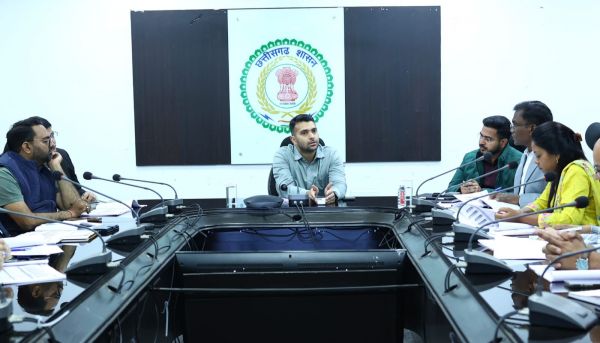 स्वास्थ्य सेवाओं में लापरवाही नहीं चलेगी &mdash; कलेक्टर के सख्त तेवर, बायोमैट्रिक अटेंडेंस लागू करने के निर्देश