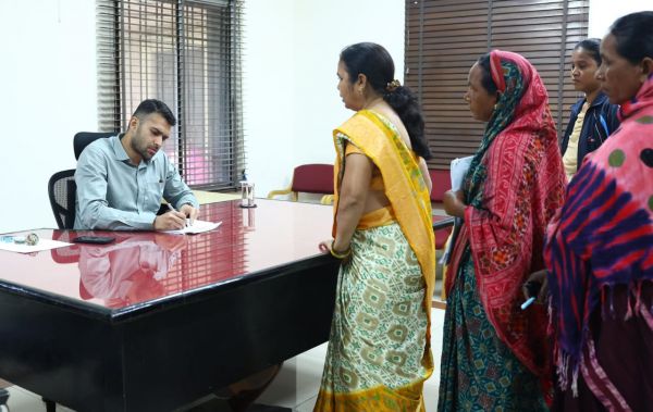 कलेक्टर ने जनदर्शन में सुनी नागरिकों की समस्याएं,शिक्षा, स्वास्थ्य, पेयजल और पेंशन प्रकरणों का तत्काल निराकरण के दिए निर्देश