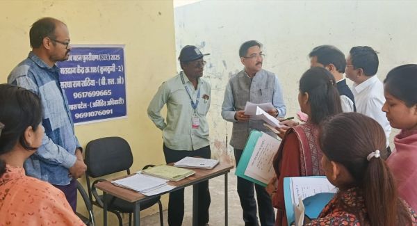 एसआईआर अभियान से लोकतंत्र को मिलेगी मजबूती- संभागायुक्त,संभागायुक्त ने मतदान केन्द्र स्तर पर कार्यों का किया निरीक्षण