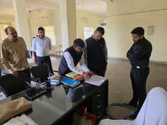 कलेक्टर ने जिले में संचालित विभिन्न शैक्षणिक संस्थानों का किया आकस्मिक निरीक्षण,विद्यार्थियों से संवाद कर शैक्षणिक, आवासीय एवं अन्य सुविधाओं की ली जानकारी