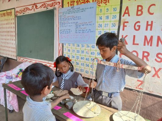 प्राथमिक शाला बेलटोली में मापन मेला: लंबाई मापन, मुद्रा लेन-देन और अनुमान के जरिए बच्चों ने बढ़ाई गणितीय दक्षता