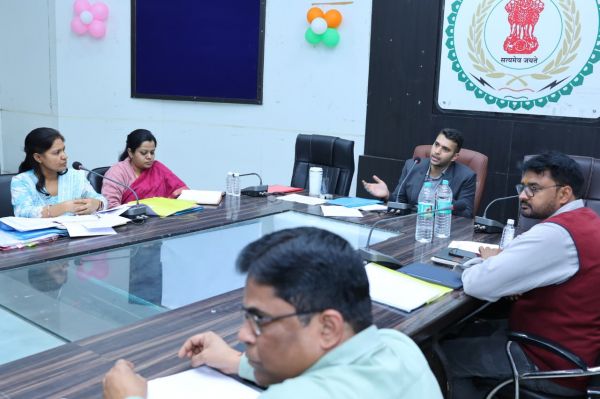 सीएसआर से संवरेगा खनन प्रभावित इलाकों का भविष्य, निवेशकों को राहत और उद्योगों को सख्त संदेश &mdash; कलेक्टर मयंक चतुर्वेदी की अध्यक्षता में जिला निवेश प्रोत्साहन समिति की अहम बैठक&rdquo;