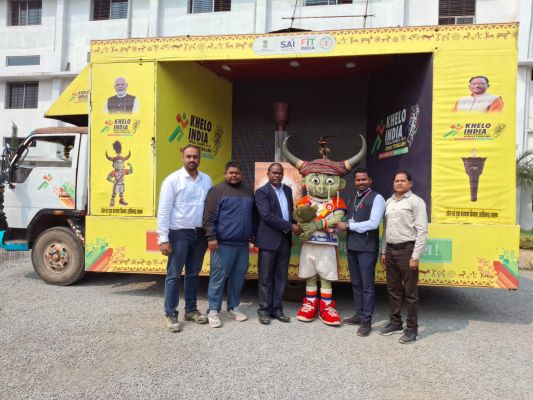 खेलो इंडिया ट्राइबल गेम्स को लेकर रायगढ़ में मशाल गौरव रथ यात्रा का भव्य स्वागत,शुभंकर &lsquo;मोर वीर&rsquo; से मिले खिलाड़ी, खेलों के महत्व और अनुशासन का दिया गया संदेश
