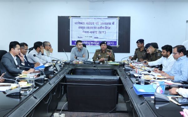 कलेक्टर मयंक चतुर्वेदी और वरिष्ठ पुलिस अधीक्षक शशिमोहन सिंह ने जिले में शांति, सुरक्षा और कानून व्यवस्था बनाए रखने हेतु समीक्षा बैठक में अधिकारियों को दिए सख्त निर्देश