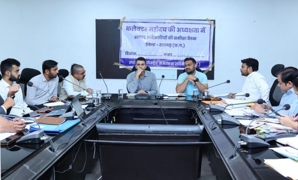 लंबित राजस्व प्रकरणों का त्वरित निराकरण सुनिश्चित करें- कलेक्टर,बड़े परियोजनाओं के कार्य में प्रगति लाने पर भी हुई चर्चा
