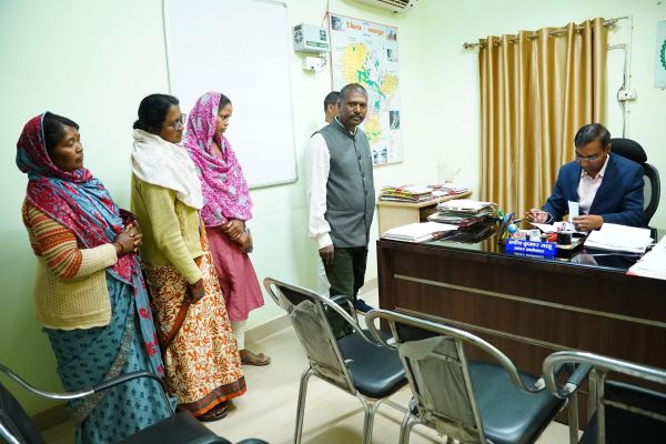 अपर कलेक्टर श्री प्रदीप साहू ने जनदर्शन में सुनी आमजन की समस्याएँ,अधिकारियों को समयबद्ध एवं पारदर्शी निराकरण के दिए निर्देश
