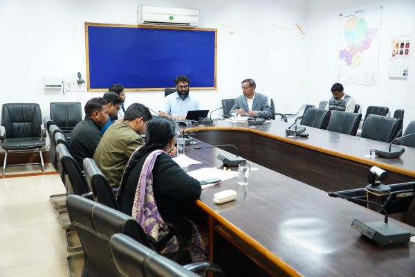 ग्राम स्तरीय शिविरों में सभी पात्र हितग्राहियों को योजनाओं से जोड़ने विशेष कार्ययोजना बनने के कलेक्टर ने दिए निर्देश