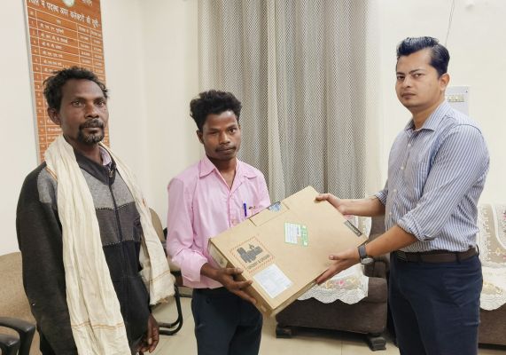 जनदर्शन में मिले आवेदन पर जिला प्रशासन की त्वरित पहल,दिव्यांग छात्र गोविंद दास को पढ़ाई के लिए मिला लैपटॉप-कलेक्टर के निर्देश पर अपर कलेक्टर ने प्रदान किया लैपटॉप