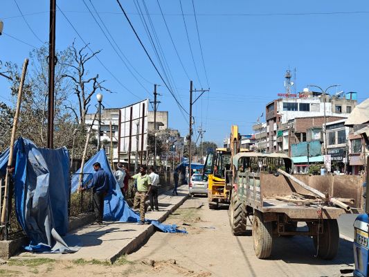 ट्रैफिक सिग्नल स्थलों पर बैनर, पोस्टर और होर्डिंग हटाने के लिए चलाया गया विशेष अभियान
