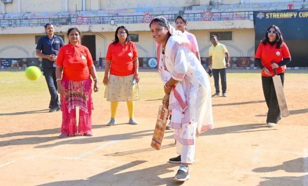 खेल मड़ई बना स्वास्थ्य और सौहार्द का मंच - मंत्री श्रीमती लक्ष्मी राजवाड़े,&nbsp;रायपुर प्रेस क्लब की इंटर प्रेस क्रिकेट प्रतियोगिता में पत्रकार खिलाड़ियों का बढ़ाया हौसला