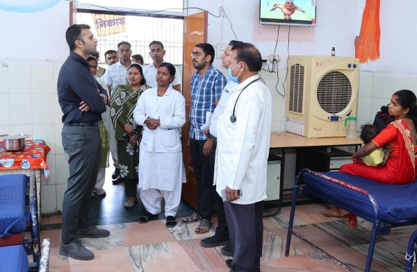 स्वास्थ्य सेवाओं को नई धार देने मैदान में उतरे कलेक्टर मयंक चतुर्वेदी, खरसिया सिविल अस्पताल से लेकर चपले सीएचसी तक किया औचक निरीक्षण, व्यवस्थाओं की बारीकी से ली पड़ताल