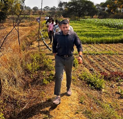 खेत की मेड़ पर प्रशासन : पगडंडियों से होकर खेतों तक पहुंचे कलेक्टर,खेत में खड़ी सरसों के बीच किसानों संग की चर्चा,धान के विकल्प के रूप में सरसों-सूर्यमुखी पर प्रशासन का जोर,तेल मिल स्थापना पर भी हुआ मंथन