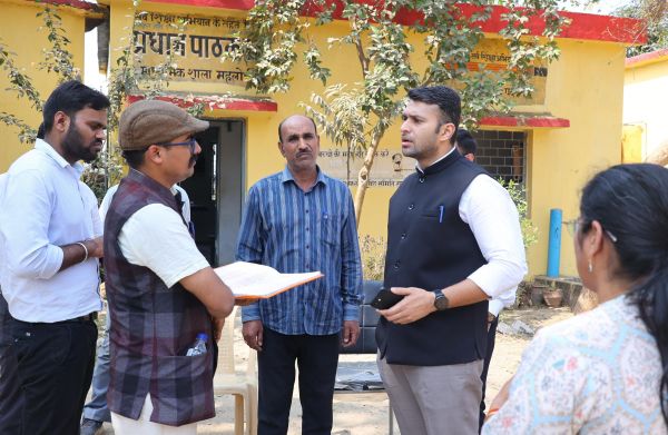 महलोई स्कूल में कलेक्टर का अचानक छापा: दो शिक्षक गायब, मध्यान्ह भोजन में घोर लापरवाही उजागर, प्रधानपाठक पर कार्रवाई के निर्देश