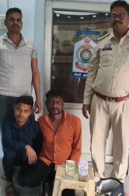 खरसिया के हमालपारा में मोटरसाइकिल के हैंडल में टंगे नगदी से भरे थैले पर हाथ साफ करने वाले दो शातिर उठाईगिर 24 घंटे के भीतर पुलिस गिरफ्त में, पूरी रकम और महत्वपूर्ण दस्तावेज शत-प्रतिशत बरामद कर रायगढ़ पुलिस ने पेश की त्वरित कार्रवाई की मिसाल