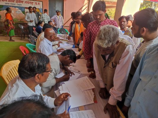 लैलूंगा में दिव्यांगजन एवं वृद्धजनों के लिए विशेष शिविर आयोजित, सैकड़ों हितग्राहियों को मिला लाभ,एक ही छत के नीचे मिली कई सुविधाएं, नशामुक्ति की दिलाई गई शपथ