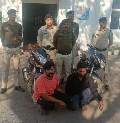 चोरी की मोटरसाइकिल बेचने की फिराक में घूम रहे थे आरोपी &mdash; मुखबिर की सूचना पर पुलिस ने की सटीक कार्रवाई, दोनों आरोपी गिरफ्तार, बाइक जप्त