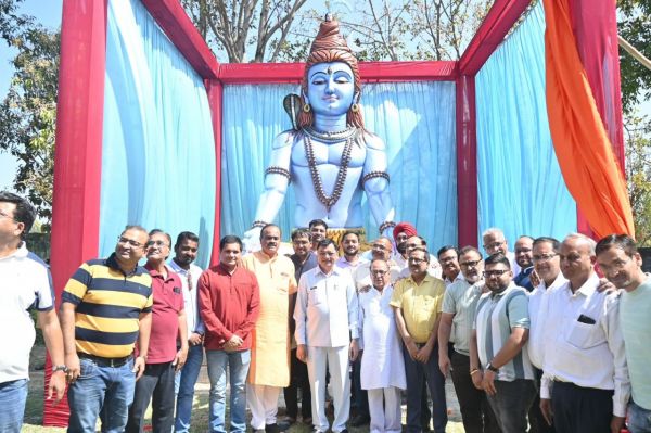 18 फीट ऊंचे शिव प्रतिमा का उद्योग मंत्री श्री लखन लाल देवांगन ने पूजन अर्चना कर किया अनावरण, विभिन्न धार्मिक अनुष्ठानों में हुए सम्मिलित &nbsp;