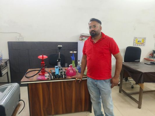 युवाओं को नशे से बचाने के लिए पुलिस की सख्ती,ऑपरेशन आघात&rdquo; के तहत रेलवे स्टेशन क्षेत्र की पान दुकान में हुक्का पिलाते पकड़ा गया संचालक,&nbsp;एसएसपी ने कहा&mdash;नशे के कारोबारियों पर लगातार होगी कार्रवाई