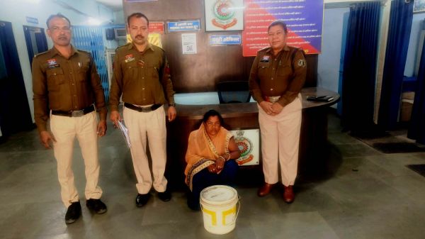  रायगढ़ पुलिस का &lsquo;ऑपरेशन आघात&rsquo; दूसरे दिन भी गरजा &mdash; कोतरारोड़ और भूपदेवपुर में ताबड़तोड़ रेड, महिला सहित कई आरोपी गिरफ्तार, बड़ी मात्रा में अवैध महुआ शराब जब्त