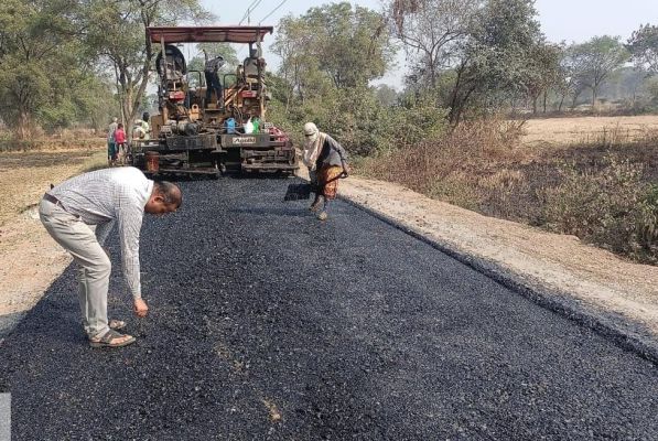रायगढ़ जिले के उत्खनन प्रभावित वनांचल क्षेत्रों की बदलेगी तस्वीर, 32 करोड़ 12 लाख 21 हजार रुपए की लागत से 14 सड़क निर्माण कार्य प्रगति पर
