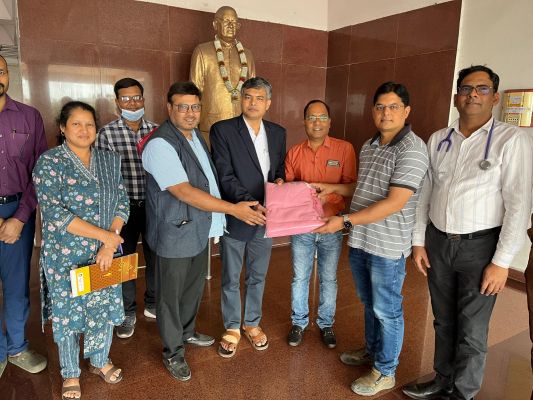 मरीजों की सुविधा और स्वच्छ उपचार वातावरण को सुदृढ़ करने आई.एम.ए. रायगढ़ की सराहनीय पहल, मेडिकल कॉलेज अस्पताल को 100 बेडशीट भेंट कर निभाई सामाजिक जिम्मेदारी