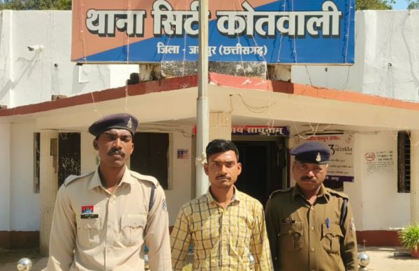 कलेक्ट्रेट का बड़ा अफसर बनकर बेरोजगार युवकों के सपनों से किया खिलवाड़: सुरक्षा गार्ड की नौकरी दिलाने के नाम पर 4 लाख 35 हजार की ठगी, जशपुर पुलिस ने होटल से घेराबंदी कर शातिर ठग प्रदीप पंडा को किया गिरफ्तार, फर्जी ऑफिस का भी हुआ पर्दाफाश,भेजा जेल