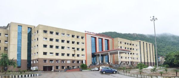 मेडिकल कॉलेज में अत्याधुनिक घुटना व कूल्हा प्रत्यारोपण सर्जरी की सुविधा उपलब्ध,ऑपरेशन के दूसरे दिन ही चलने लगे छविराज