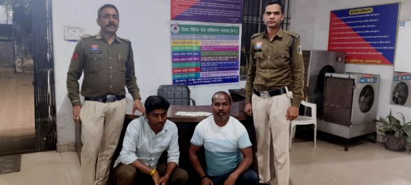 अवैध जुआ-सट्टा पर बड़ी कार्रवाई: चांदमारी ईदगाह के पास पुलिस की रेड में दो जुआरी गिरफ्तार, 8,200 रुपये नकद और ताश के पत्ते जब्त,