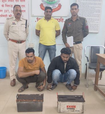 रात के अंधेरे में ट्रेलर से बैटरी चोरी करने वाले आरोपी नहीं बच सके पुलिस से &mdash; पुलिस ने कार्रवाई कर दोनों आरोपियों को पहुंचाया सलाखों के पीछे