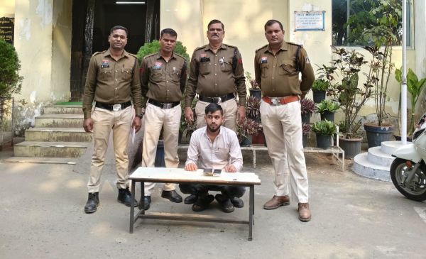 ऑनलाइन क्रिकेट सट्टे के खिलाफ रायगढ़ पुलिस की ताबड़तोड़ कार्रवाई: अफगानिस्तान-कनाडा टी-20 मैच पर बॉल-टू-बॉल सट्टा नोट करते आरोपी रंगे हाथ गिरफ्तार, दो एप्पल आईफोन, नगद रकम और सट्टा वेबसाइट की सक्रिय आईडी बरामद