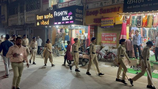 रायगढ़ पुलिस की अपराध रोकथाम मुहिम तेज &mdash; मुख्य सराफा बाजार में फुट पेट्रोलिंग कर व्यापारियों को डायल 112, पुलिस वेरिफिकेशन और सीसीटीवी अनिवार्यता पर किया जागरूक