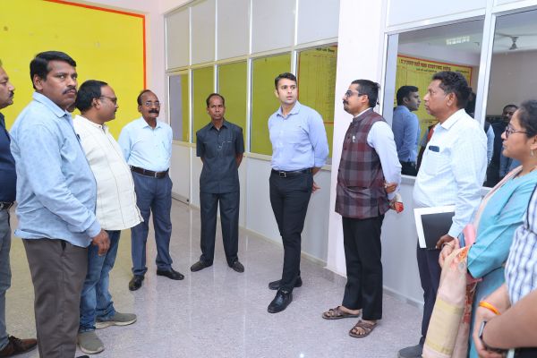 कलेक्टर ने नवगठित नगर पंचायत तमनार का किया निरीक्षण,मानव संसाधन, आधारभूत संरचना और स्वच्छता को प्राथमिकता देते हुए विकास की समग्र कार्ययोजना तैयार करने के निर्देश