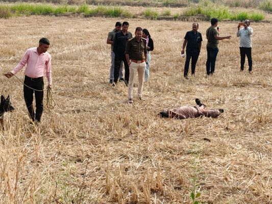 खरसिया के परासकोल में सनसनीखेज वारदात &mdash; खेत में खून से लथपथ मिला 35 वर्षीय युवक का शव, धारदार हथियार से गोदकर निर्मम हत्या, अज्ञात हत्यारों के खिलाफ मामला दर्ज, पुलिस की जांच शुरू