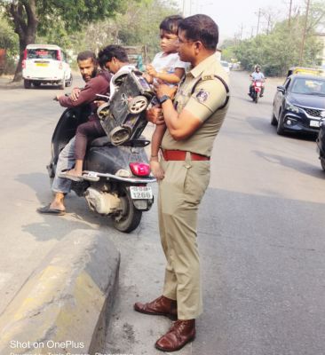 मुख्य सड़क पर मौत से खेल रहे 2 वर्षीय मासूम को एडिशनल एसपी अनिल सोनी ने दिखाई मानवता की मिसाल &mdash; ट्रैफिक के बीच से सुरक्षित उठाकर करीब एक किलोमीटर पैदल चलकर मां से मिलाया