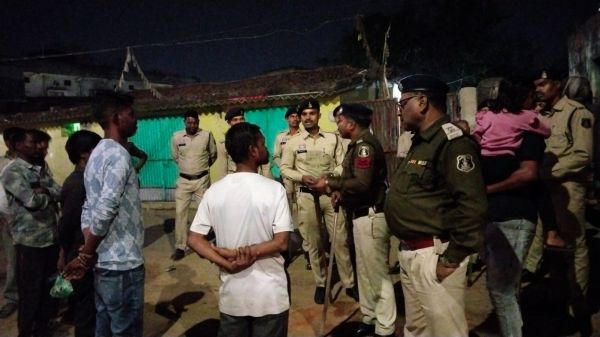 होली से पहले &lsquo;ऑपरेशन सख्ती&rsquo; &mdash; रायगढ़ पुलिस का शहरभर में ताबड़तोड़ पैदल मार्च, अड्डेबाजों पर कसा शिकंजा, 31 पर प्रतिबंधात्मक कार्रवाई, 3 सीधे जेल और 268 वाहन चालकों से वसूला गया 1.22 लाख से अधिक जुर्माना