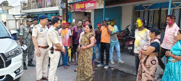 होली पर सड़कों पर उतरे रायगढ़ के एसएसपी शशि मोहन सिंह &mdash; चौक-चौराहों से बस्तियों तक किया पैदल मार्च, ड्रोन निगरानी और 28 मोबाइल पेट्रोलिंग के साथ शहर में चाक-चौबंद सुरक्षा व्यवस्था, हुड़दंगियों को सख्त चेतावनी!