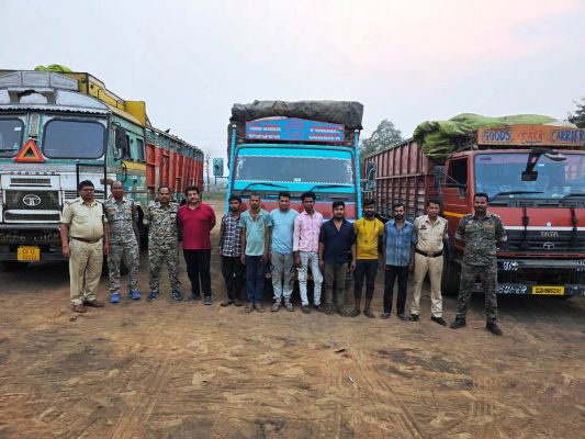 ऑपरेशन प्रहार&rdquo; में रायगढ़ पुलिस का अब तक का सबसे बड़ा प्रहार: अवैध कबाड़ कारोबार की कमर तोड़ी, 134 टन स्क्रैप से लदे 6 ट्रक और 1 माजदा पकड़े, एक ही दिन में 1 करोड़ 15 लाख की संपत्ति जब्त