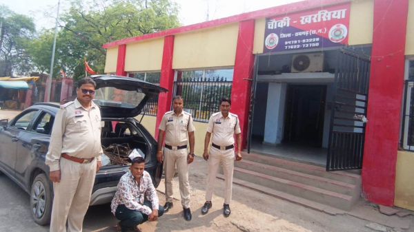 कबाड़ चोरी और अवैध स्क्रैप कारोबार पर पुलिस का प्रहार&mdash; मुखबिर की सूचना पर खरसिया पुलिस ने कार से पकड़ा 190 किलो लोहे का स्क्रैप, आरोपी गिरफ्तार